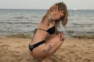 Sexy pozdrav od moře. Kateřina Kaira Hrachovcová poškádlila fanoušky fotkami v bikinách - Super.cz