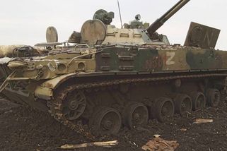 Video: Ukrajinci se pod těžkou palbou ani neodvážili vykouknout. Rus uprostřed boje zběsilý útok s BVP natočil