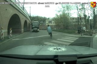 Kurýr s jídlem se na kole snažil v centru Prahy ujet policejnímu autu - Novinky