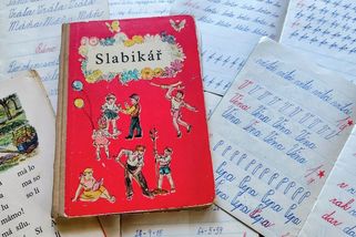 Škola 70. let: magnetofon místo zkoušení, čtení pod lavicí a dětská tajemství - Médium.cz