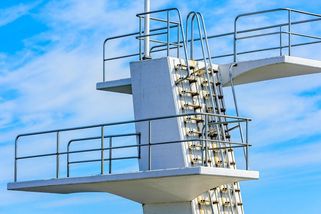 Chlapec skočil na koupališti ve Švýcarsku z pětimetrové věže a usmrtil 67letého plavce - Novinky