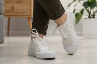 Chodíte doma v botách? Vědci odhalili, co tím děláte svému zdraví