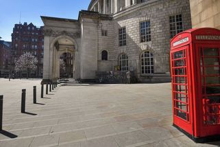 Chtěl si jen objednat kebab, z telefonní budky jej museli vyprostit hasiči - Novinky