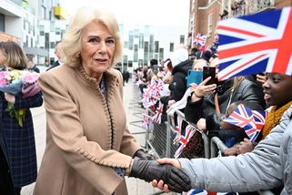 Královna Camilla šokovala: Ukázala nové tetování, které nikdo nečekal