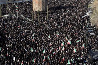 Tisíce Íránců vyšly do ulic a truchlí po Chameneího smrti - Seznam Zprávy