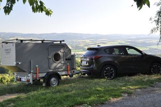 Český karavan za 127 tisíc utáhne i nejslabší auto. Nepotřebujete řidičák ani STK a složíte ho do garáže