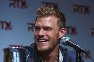 Vše je jinak. Herec Ritchson jednal v sebeobraně, soused pod motorku vběhl sám