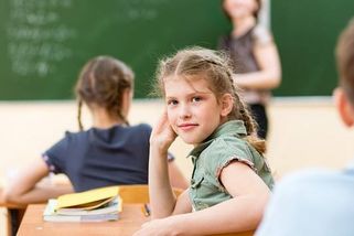 Zbytečný plast a vyhozené peníze. Rodiče nechtějí dětem obalovat sešity