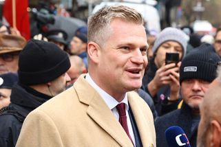 Turkova angličtina v Bruselu baví internet. Měl jsem prášky na bolest a nespal jsem, hájí se poslanec