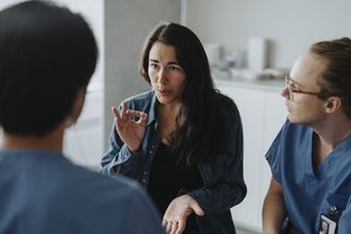 Může ohrozit i zdraví. Neslyšící protestují proti nové zkoušce pro tlumočníky do znakového jazyka - Novinky