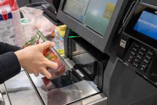 „Prodavačka mě seřvala, že neumím používat pokladnu. Nezaplatil jsem a šel,“ popisuje Roman konflikt u pokladen