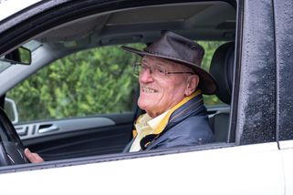 Lidé v Česku mají strach ze seniorů za volantem. Někteří chtějí, aby jim sebrali v 60 řidičáky