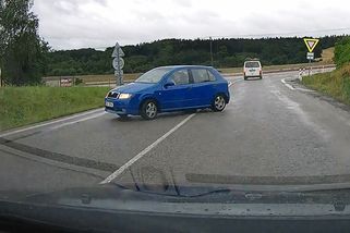 Řidič se snažil zvládnout smyk na silnici, neuspěl a skončil ve škarpě | Odchyceno na dashcam