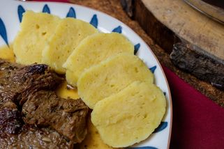 Jak zajistit, aby se bramborové knedlíky při vaření nerozpadly: Je nutné použít správnou mouku a vyzkoušet můžeme i trik s octem