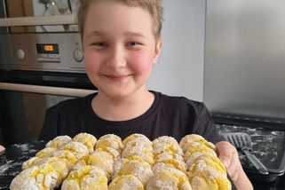 Při léčbě leukémie si malý influencer krátí čas pečením, kterým pomáhá ostatním. Přesto musí bojovat i s hejtry - Novinky