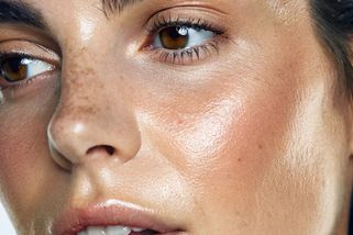 Face taping: Vyhladí vrásky přes noc? Pravda o megatrendu současnosti