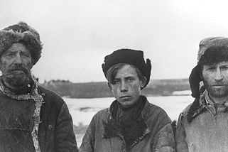 Slavná fotka zbídačeného sovětského vojáka šokovala svět. Po 4 letech na frontě vypadal jako přízrak - Médium.cz