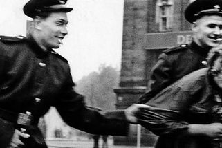 Moje prababička mi vyprávěla, jaké to bylo, když přišli Sověti. Osvobození podle mě vypadá jinak - Médium.cz