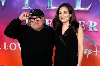 Znáte nejstarší dceru Dannyho DeVita? Je také herečka a slavného otce převyšuje o tři centimetry - Super.cz