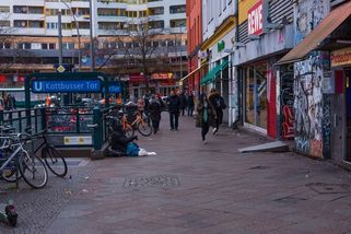 Na ulici v Berlíně brutálně zmlátili izraelského turistu. Zastavte to, burcuje velvyslanec - Novinky
