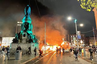 Připletl se k bitkám v Dublinu. Líčí, jak kolem něj krváceli lidé a hořela auta - Seznam Zprávy