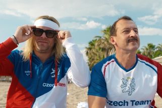 Adept na nejlepší českou komedii roku. Netflix uvedl nekorektní jízdu s Hofmannem a Prachařem