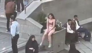 Íránská studentka se na protest svlékla na veřejnosti - Novinky