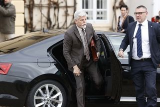 Auto s vlaječkou se „courá“. Pavel nechá výběr své limuzíny na policii - Seznam Zprávy