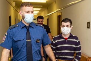 Jako teenager zavraždil v Krnově svou 11letou sestru. Místo nápravy za mřížemi škrtil vychovatelku