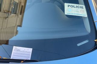 Policie pokutuje policii. U budovy v Ostravě parkují auta přes patnáct let nelegálně - Novinky