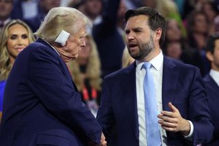 Trump na sjezdu Republikánské strany s obvázaným uchem sklidil ovace - Novinky