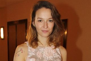 Berenika Kohoutová změnila účes. Ofina a retro střih proměnily herečku k nepoznání