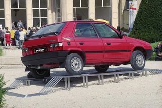 Škoda Favorit Sport line byl prvním modelem "Sportline" v řadě. Představen byl už před 32 lety