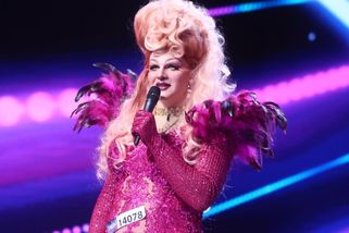 Po Brzobohatém v dámských šatech i Vojta Dyk. Kamaráda Prachaře zaskočil originální show k narozeninám