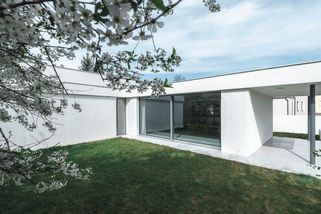 Rodinný dům z devadesátek se proměnil v soudobou vilu odkazující na půvaby modernismu - Novinky