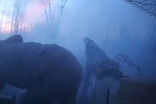 Video: Ruský voják vyplázl jazyk, zapnul kameru a natočil zpackaný útok - Seznam Zprávy