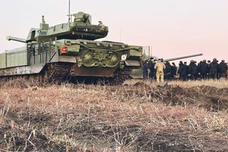 Rusko zvažuje nasadit na Ukrajině své nejmodernější tanky T-14, posádky už s nimi cvičí - Novinky