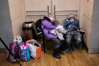 Z hotelů do tělocvičen. Příspěvek od státu nestačí, uprchlíky čeká přesun - Seznam Zprávy