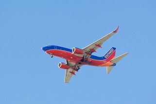 Letadlo muselo nouzově přistát kvůli prasklé pneumatice. Pasažéři v panice plakali - Novinky