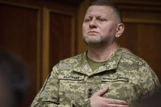 Je to jako útočit s luky a šípy, dejte nám F-16. Zalužného rozčílila kritika Západu - Novinky