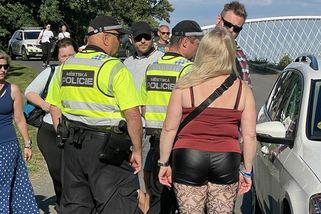 „Smrt Ukrajincům,“ křičel a hajloval muž před pražskými strážníky. Nezasáhli - Seznam Zprávy