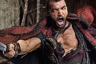 Brutální Spartakus je zpět! V prvním traileru se gladiátoři porcují jako u řezníka