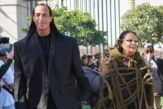 Francouzská módní ikona (81) s unikátním chrupem přišla s manželem očarovat Paříž