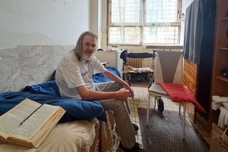 Devětašedesátiletý Josef živoří na ubytovně. V žalostných podmínkách končí stovky seniorů - Novinky