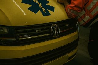 Když trauma nemá uniformu: záchranáři a tichá epidemie, o které se v Česku nemluví - Médium.cz