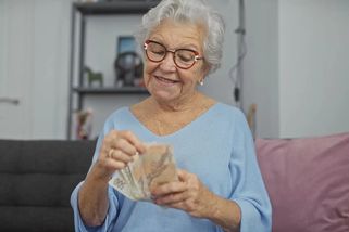 Důchodová kalkulačka: Vláda rozhodla o kolik se důchod navýší v roce 2026 a 2027 - Techsvět