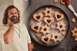 Cukrář Josef Maršálek radí, kdy naplnit linecké: Když to uspěcháte, cukroví brzy vyschne a náplň ztvrdne, říká