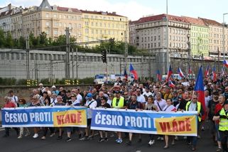 Prahou prošel po protivládní demonstraci protestní průvod tisíců lidí