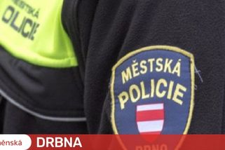 Seniorovi z Brna se pokazilo auto a zůstal zamčený na parkovišti. Strážníci ho osvobodili kufrem