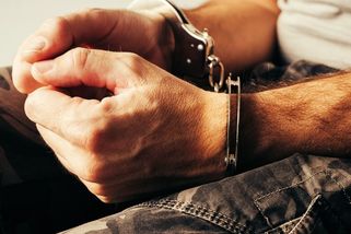 Mladík na motocyklu ujížděl policistům. Neměl řidičák, technický průkaz ani pojištění - Novinky